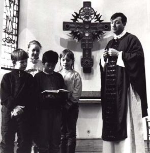 Sogneprest og ministranter 1989
