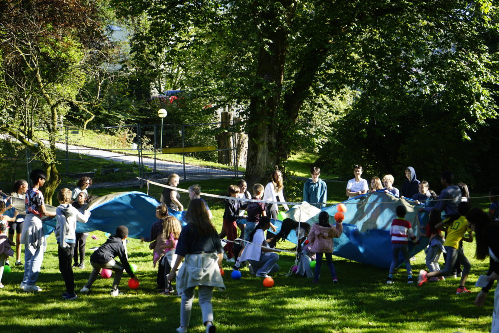 Hele skolen var med på St. Paul-leker i Nygårdsparken en nydelig dag i september.
