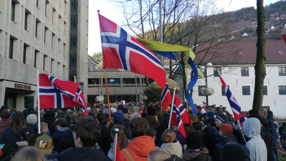 Elever og lærere fra St. Paul skole var med på solidaritetsmarkering utenfor Bergen rådhus.
