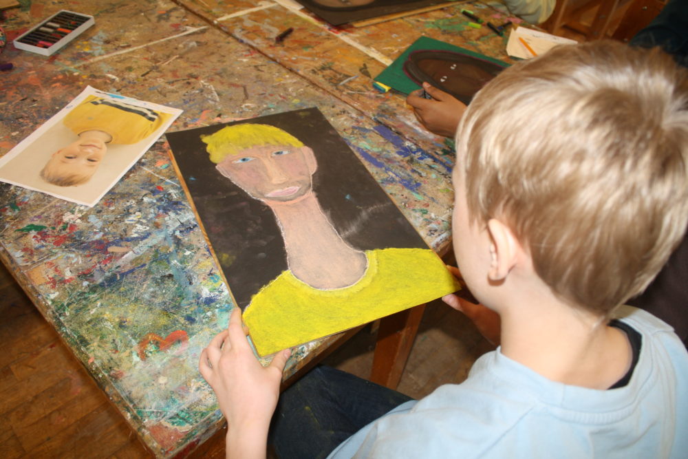 Elevene på 8. trinn lager selvportretter inspirert av Amedeo Modigliani,