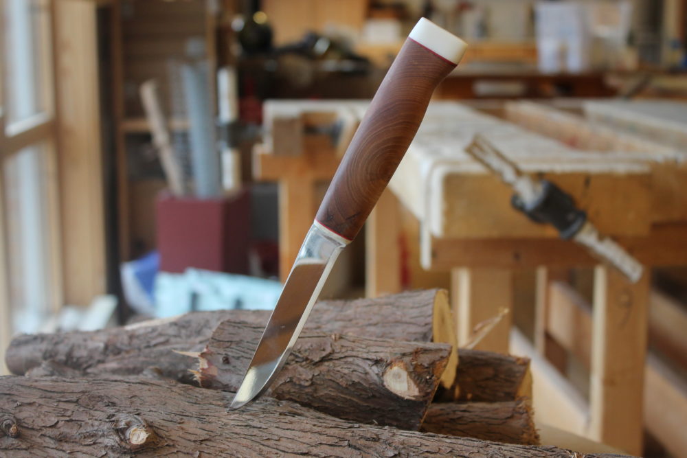 Elevene på 10. trinn ferdigstiller sine obligatoriske knivprosjekter i Kunst og håndverk.