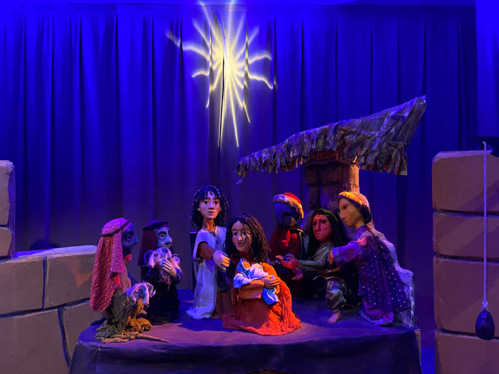 2. klasse har sett julespill med Dukkenikkerne i Barnas katedral/Nykirken.