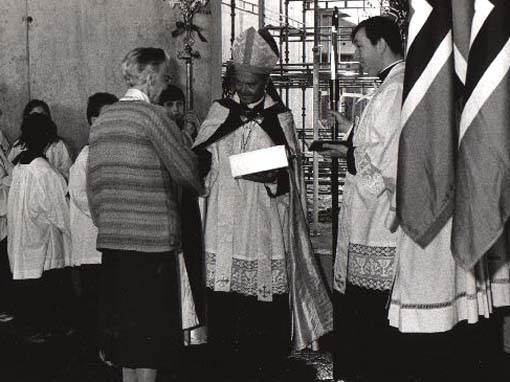 Pater Daniel Stub la ned grunnsteinen 4. mai 1990